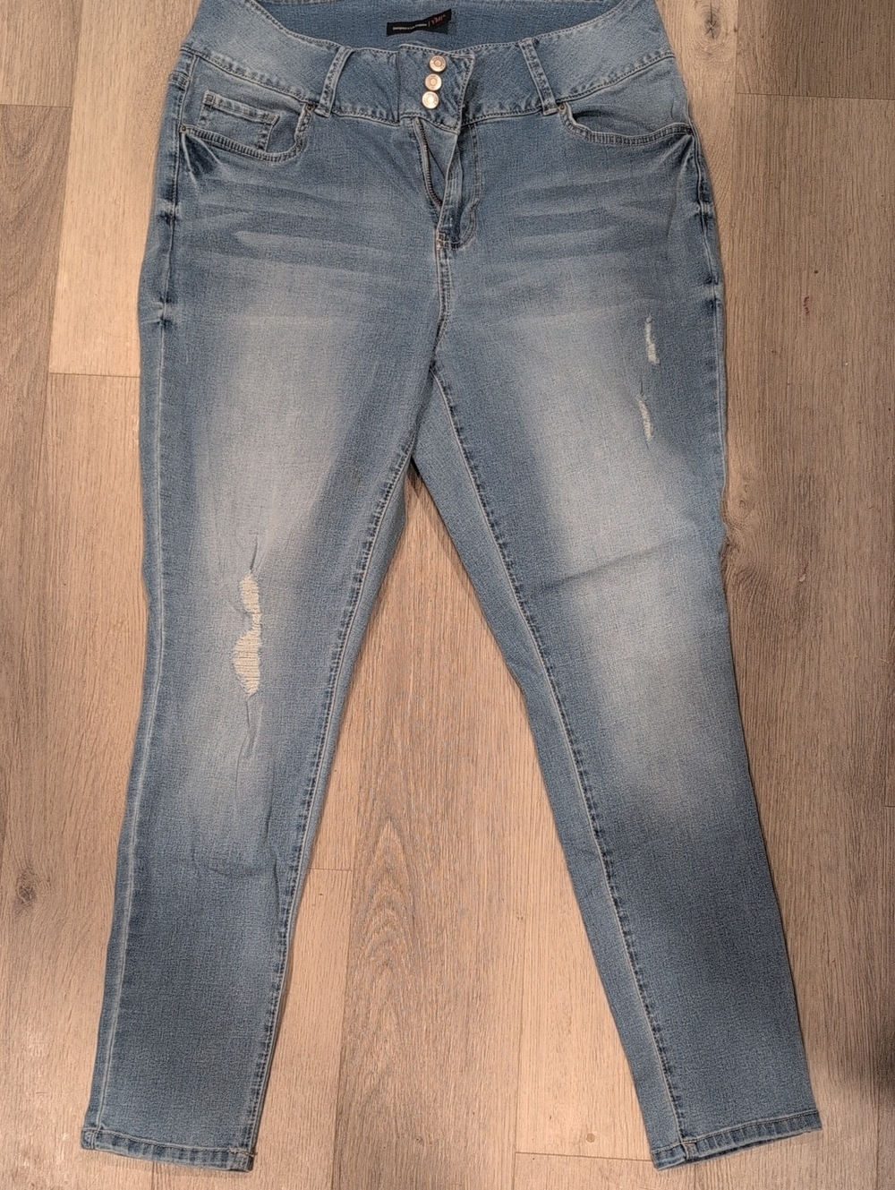 Women's Light Wash Skinny Jeans with Subtle Distress